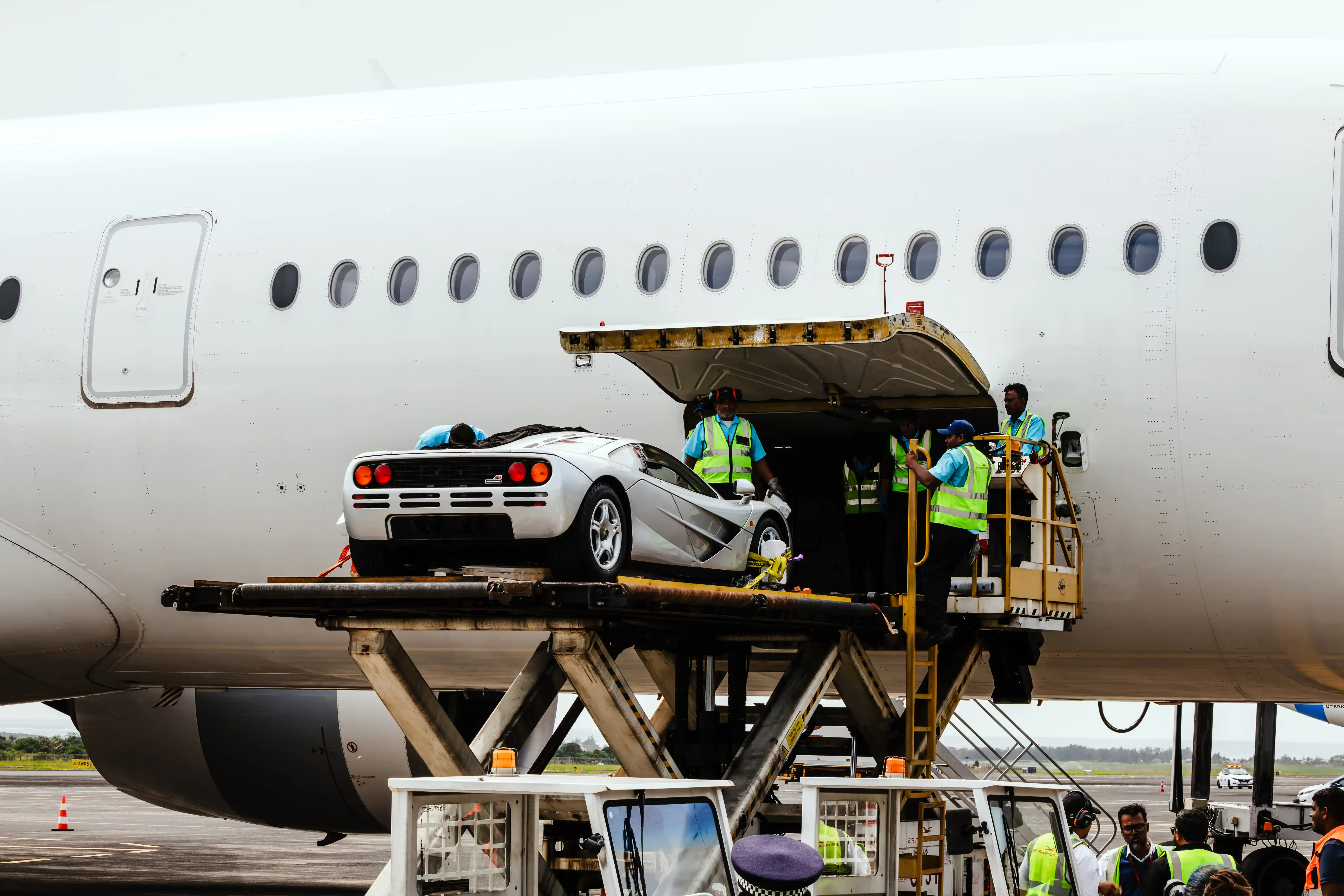 McLaren F1 being loaded onto aircraft